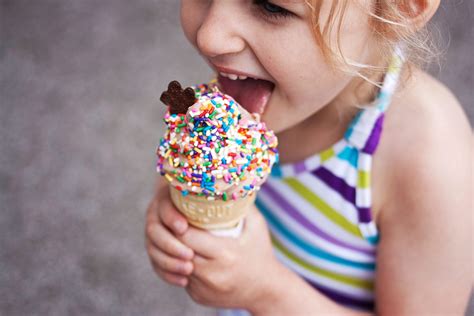 Generally, regular ice cream provides more total fat than frozen yogurt. “For ice cream to be called ice cream, it must have at least 10% milk fat. Frozen yogurt can have anywhere from 2% to 6% milk fat. Despite that, both …